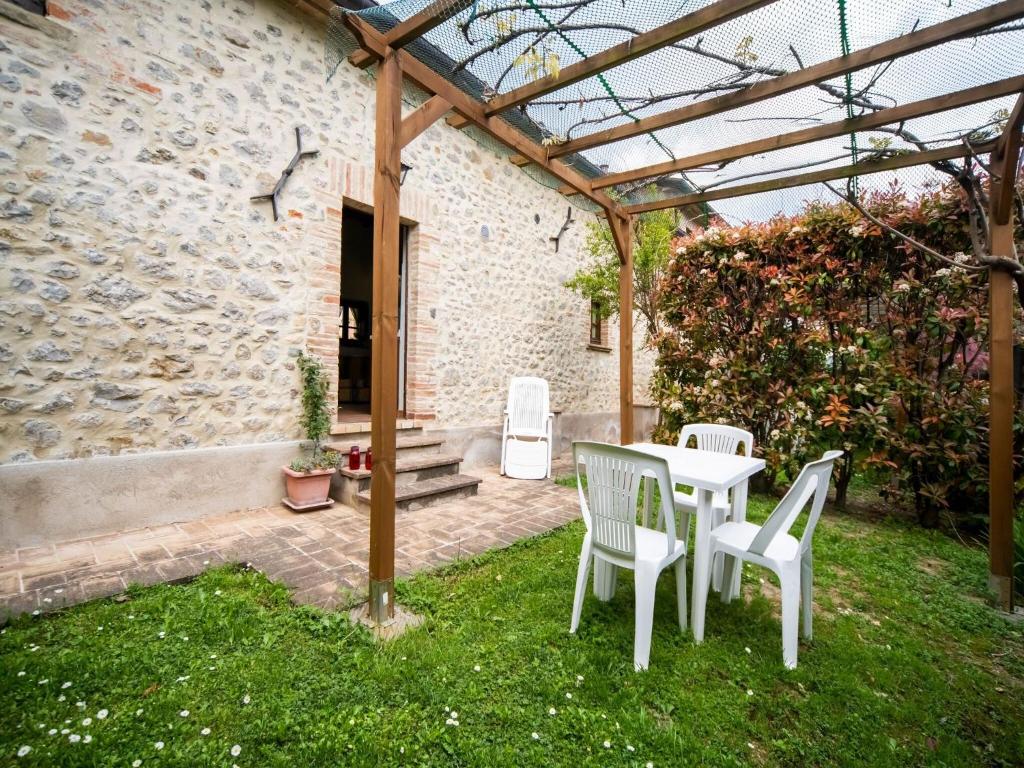Ogród w obiekcie Farmhouse in Città di Castello with Pool