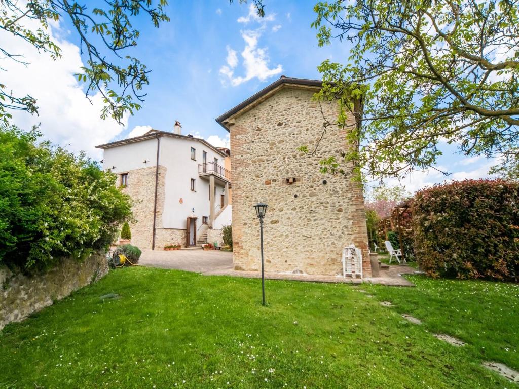 zewnętrzny widok na dom i jego podwórko w obiekcie Farmhouse in Città di Castello with Pool w mieście San Secondo