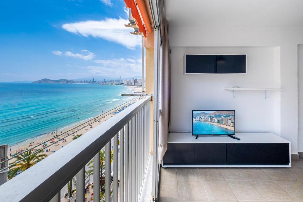 Camera dotata di balcone con TV e vista sull'oceano. di Carabelas I 10-6 a Benidorm