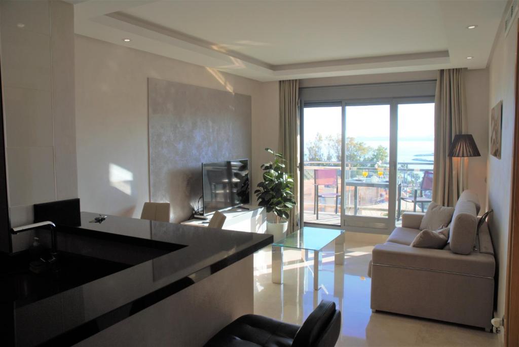 Posedenie v ubytovaní Bay View Luxury Apartment, Amazing Sea View & Pool