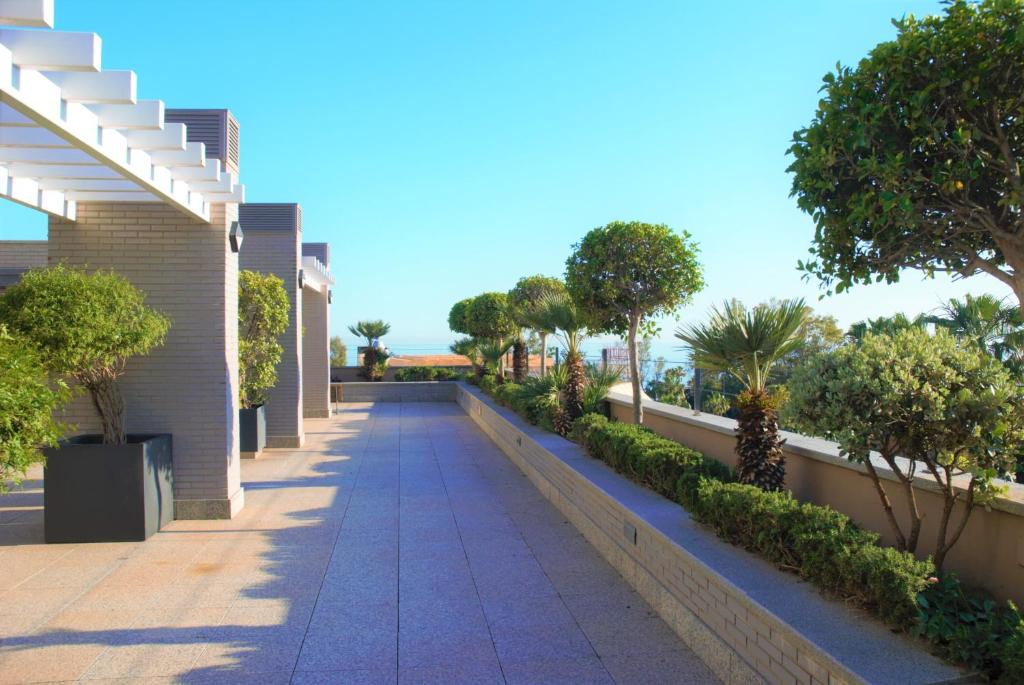 Vonkajšia záhrada v ubytovaní Bay View Luxury Apartment, Amazing Sea View & Pool