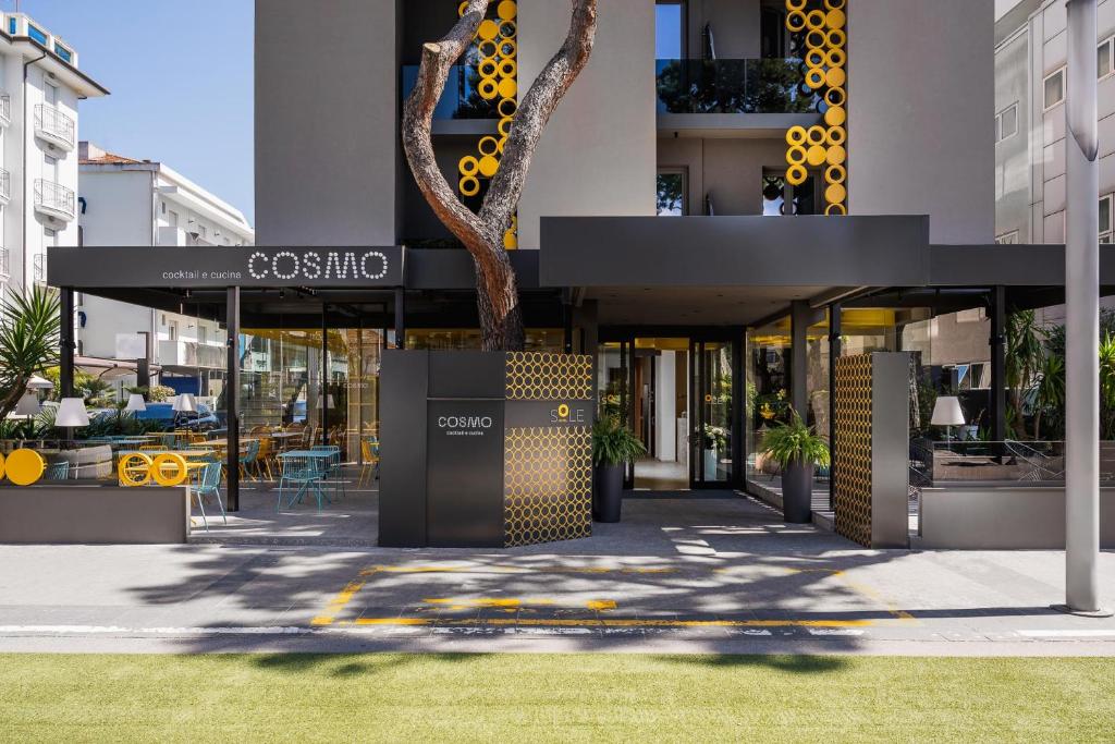 vistas a un edificio con un árbol en Hotel Sole en Riccione