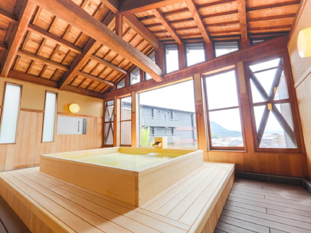Postel nebo postele na pokoji v ubytování LiVEMAX RESORT Aki Miyajima