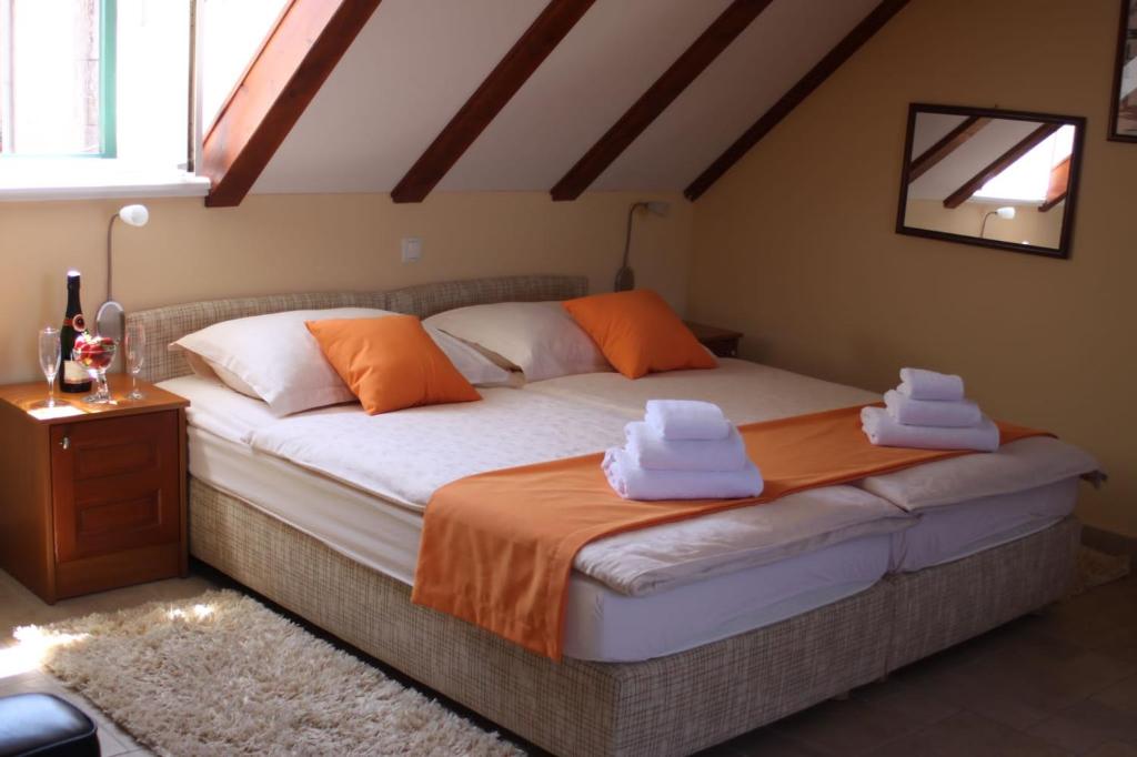 Posteľ alebo postele v izbe v ubytovaní Rooms Toni Palace