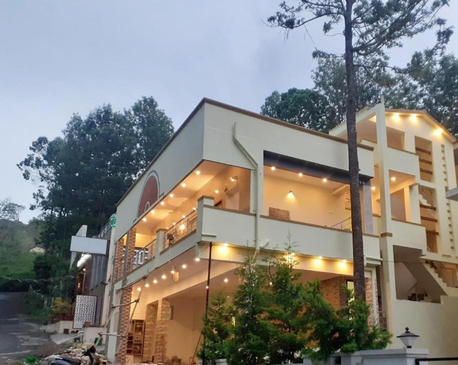 um edifício com luzes na lateral em NJK Residency em Yercaud