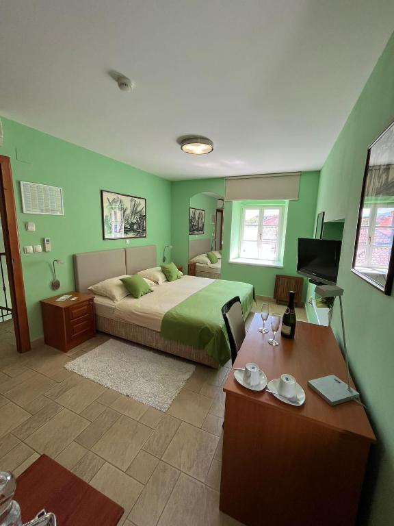 Posteľ alebo postele v izbe v ubytovaní Rooms Toni Palace