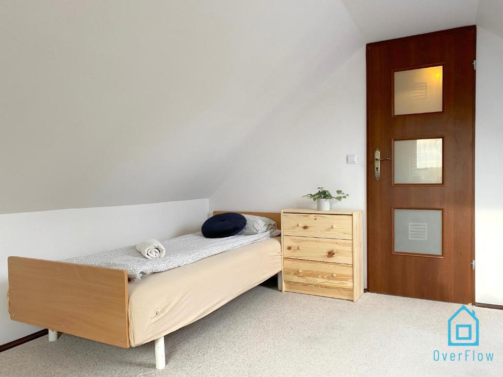 Posteľ alebo postele v izbe v ubytovaní Loft Apartment - Year-Round Lakefront Apartment in Kamień Only 30 Minutes from Gdańsk and Gdynia