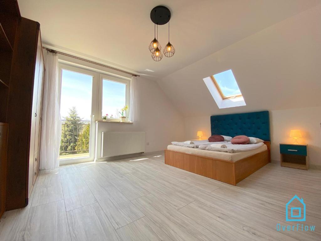 Posteľ alebo postele v izbe v ubytovaní Loft Apartment - Year-Round Lakefront Apartment in Kamień Only 30 Minutes from Gdańsk and Gdynia