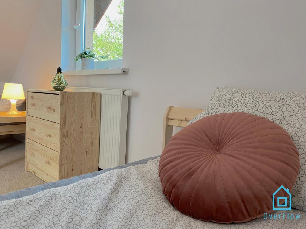 Posteľ alebo postele v izbe v ubytovaní Loft Apartment - Year-Round Lakefront Apartment in Kamień Only 30 Minutes from Gdańsk and Gdynia