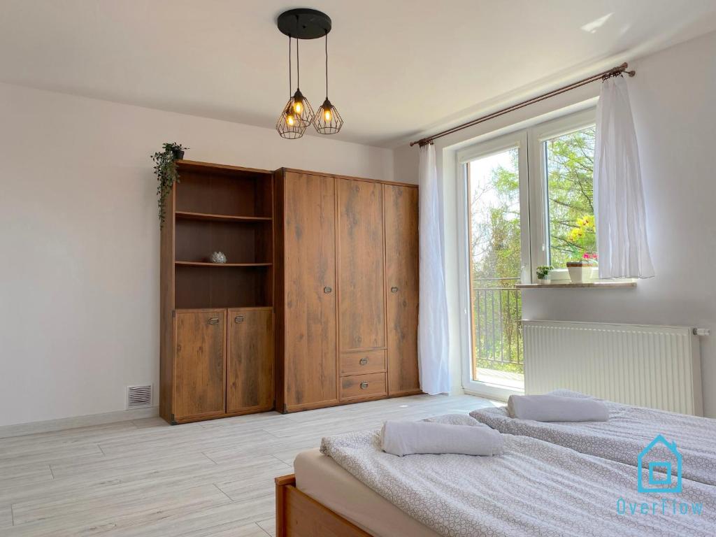 Posteľ alebo postele v izbe v ubytovaní Loft Apartment - Year-Round Lakefront Apartment in Kamień Only 30 Minutes from Gdańsk and Gdynia