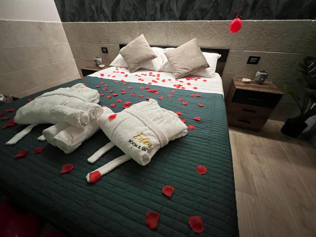 Un dormitorio con dos camas con corazones rojos. en Eden Room&Spa en Torre Maggiore
