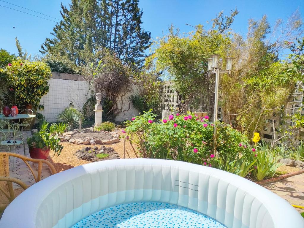 Κήπος έξω από το La Vie Est Belle, Chambre privée dans une villa