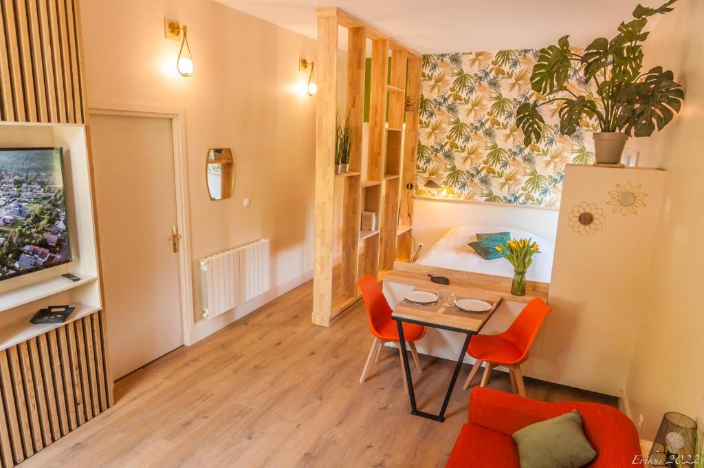 Cette petite chambre comprend une table et des chaises. dans l'établissement Le T.Wood, à La Gorgue