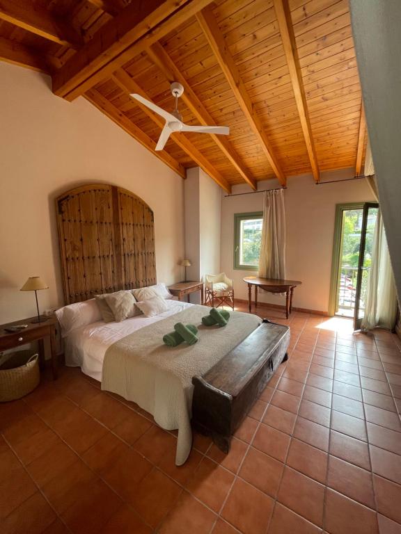 una camera con un grande letto e un soffitto in legno di Villa Martina a Begur