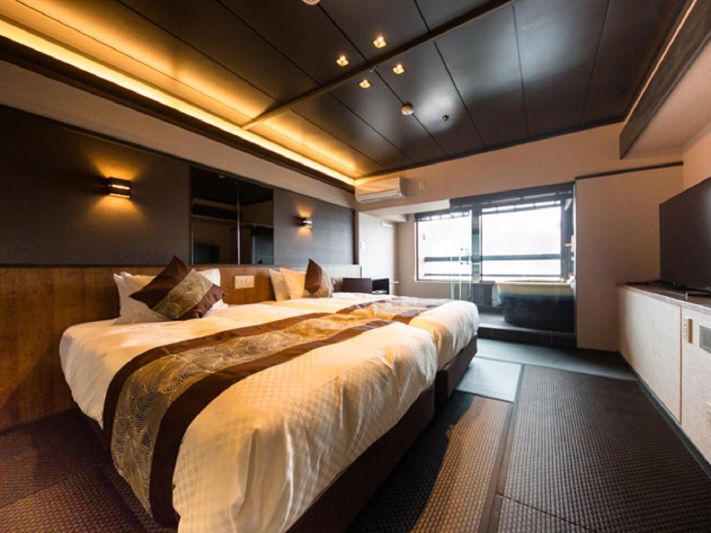 Postel nebo postele na pokoji v ubytování LiVEMAX RESORT Aki Miyajima