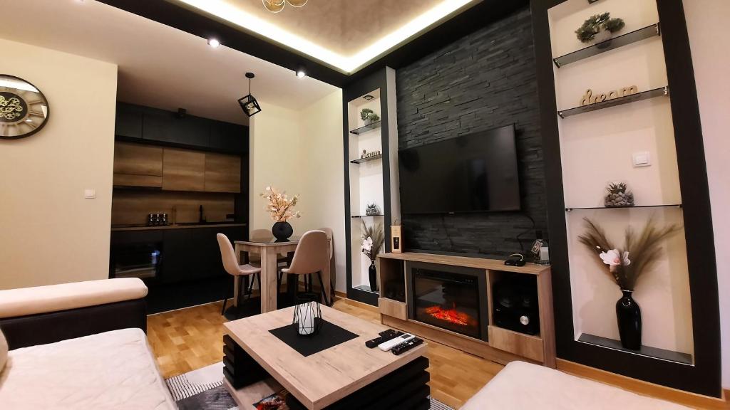 sala de estar con chimenea y TV en Apartman Posejdon Deluxe en Vrnjačka Banja