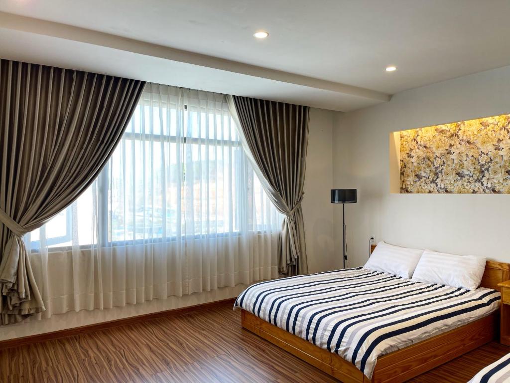 Postel nebo postele na pokoji v ubytování Tuan Long Da Lat Hostel