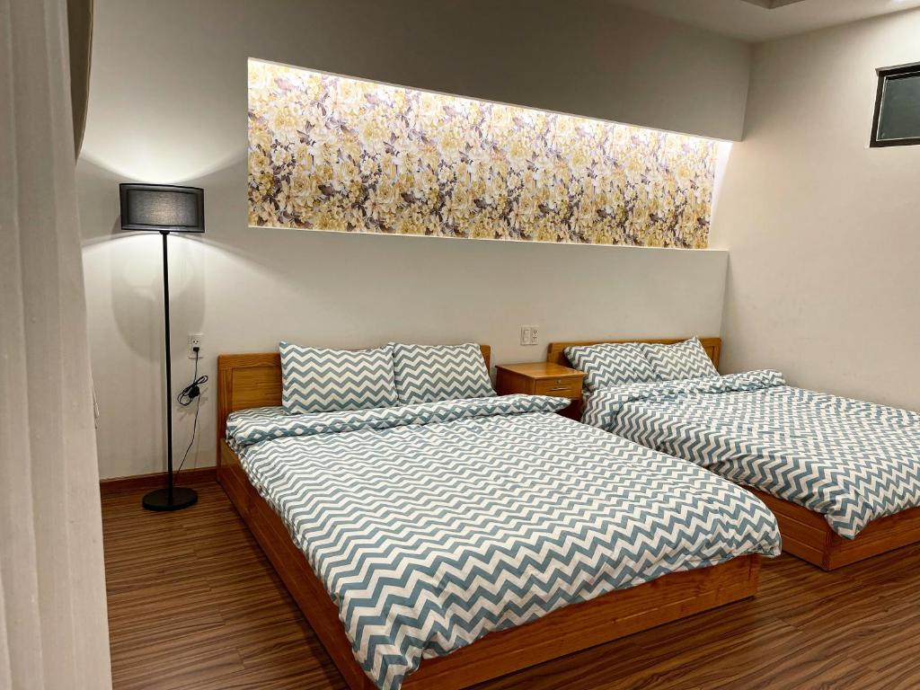 Postel nebo postele na pokoji v ubytování Tuan Long Da Lat Hostel