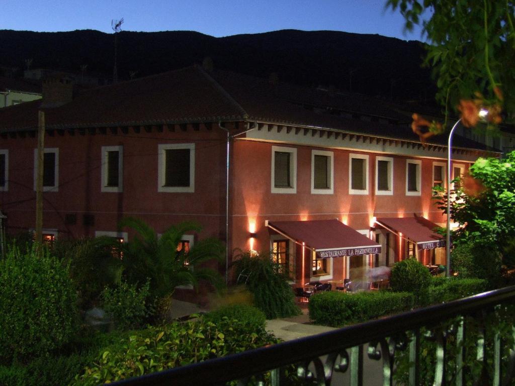 einen Balkon mit Blick auf den Gasthof in der Unterkunft Hotel Rural Carlos I in Garganta la Olla
