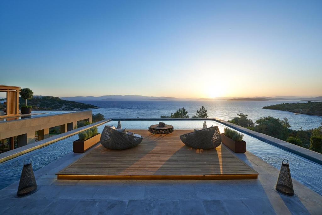 uma vista para o oceano a partir de uma casa com um deque em Mandarin Oriental, Bodrum em Golturkbuku