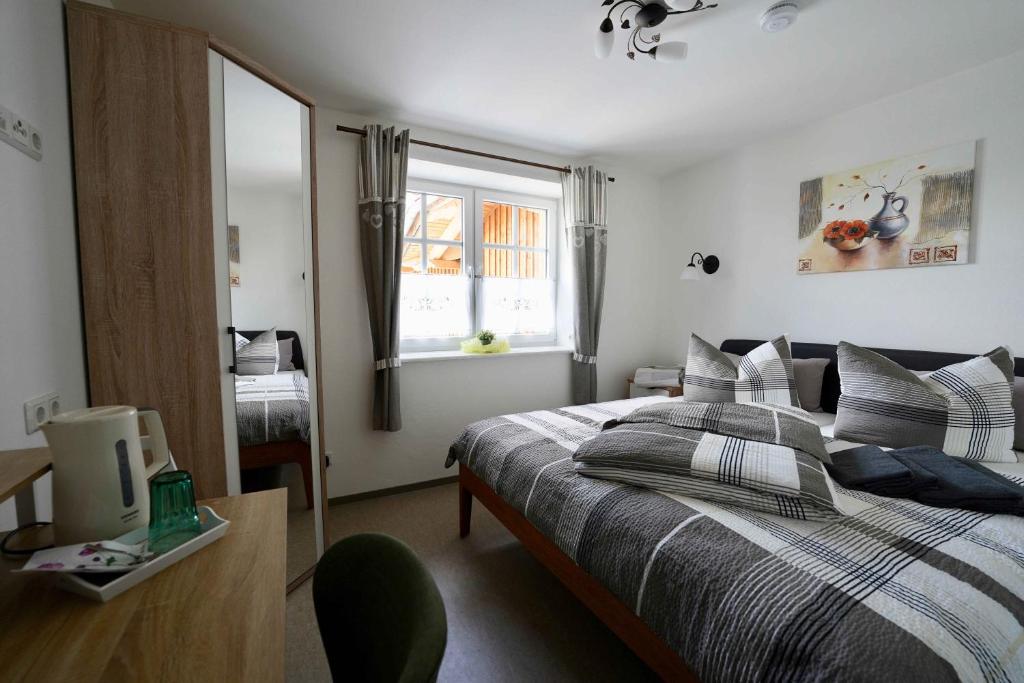 Postel nebo postele na pokoji v ubytování Familien- und Apartmenthotel Lerchenberghof