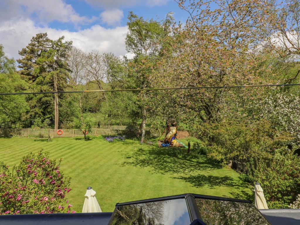 z góry widok na ogród z dużym trawnikiem w obiekcie Dean Mews w mieście Leeds