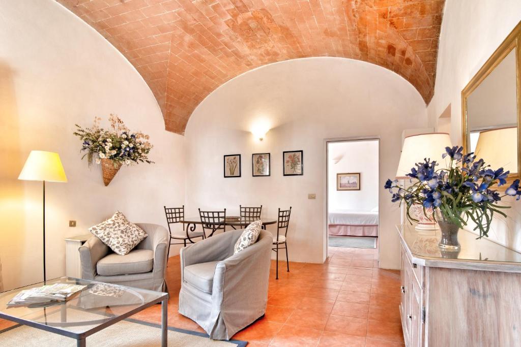 salon ze stołem i krzesłami w obiekcie Appartamenti Villa La Fonte w mieście San Gimignano
