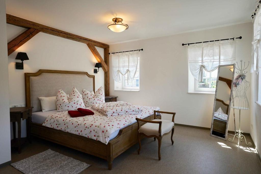 Postel nebo postele na pokoji v ubytování Familien- und Apartmenthotel Lerchenberghof