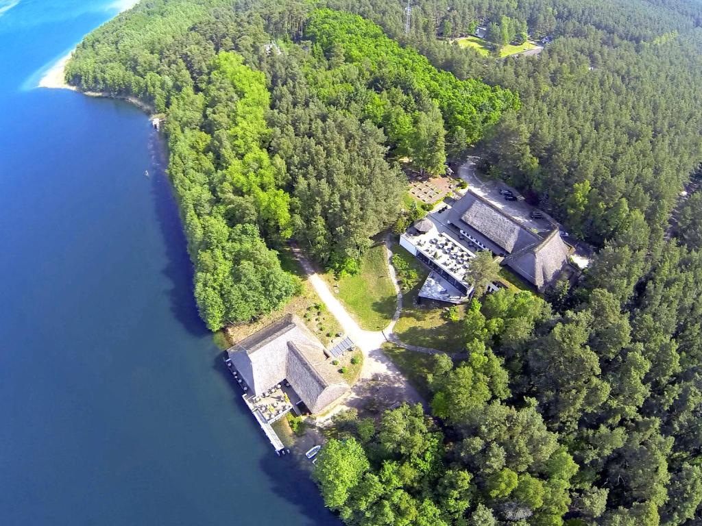 una vista aerea di una casa su un'isola in acqua di Van der Valk Naturresort Drewitz a Nossentiner Hütte