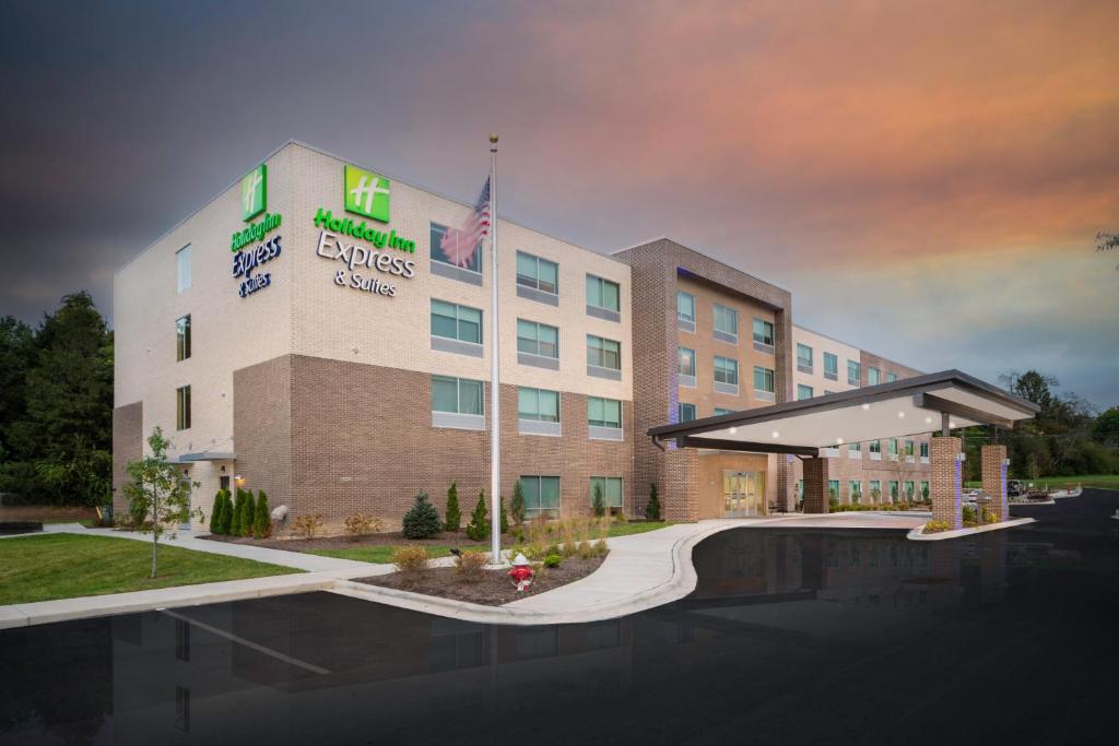 una representación de un edificio de oficinas con piscina en Holiday Inn Express - Brevard, an IHG Hotel, en Brevard