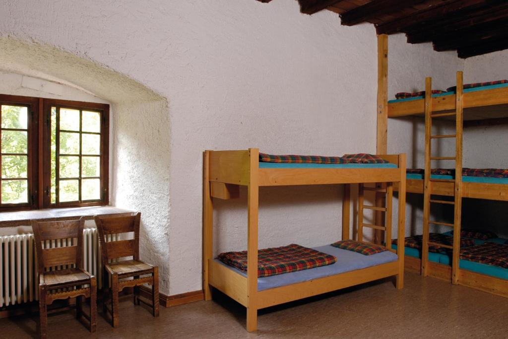 Een bed of bedden in een kamer bij Mariastein-Rotberg Youth Hostel