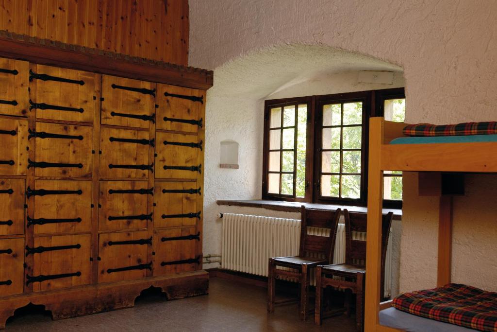 Een bed of bedden in een kamer bij Mariastein-Rotberg Youth Hostel