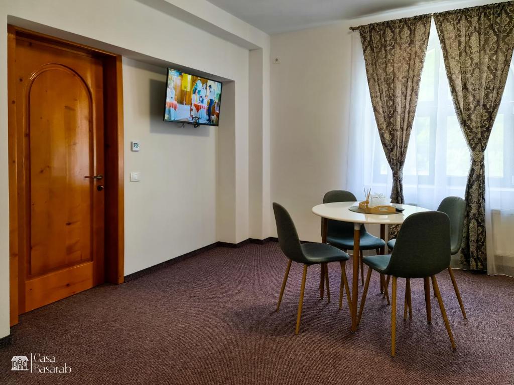 TV a/nebo společenská místnost v ubytování Casa Basarab