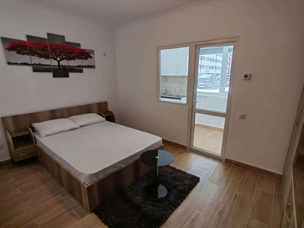 een kleine slaapkamer met een bed en een raam bij Militari Studio in Roşu
