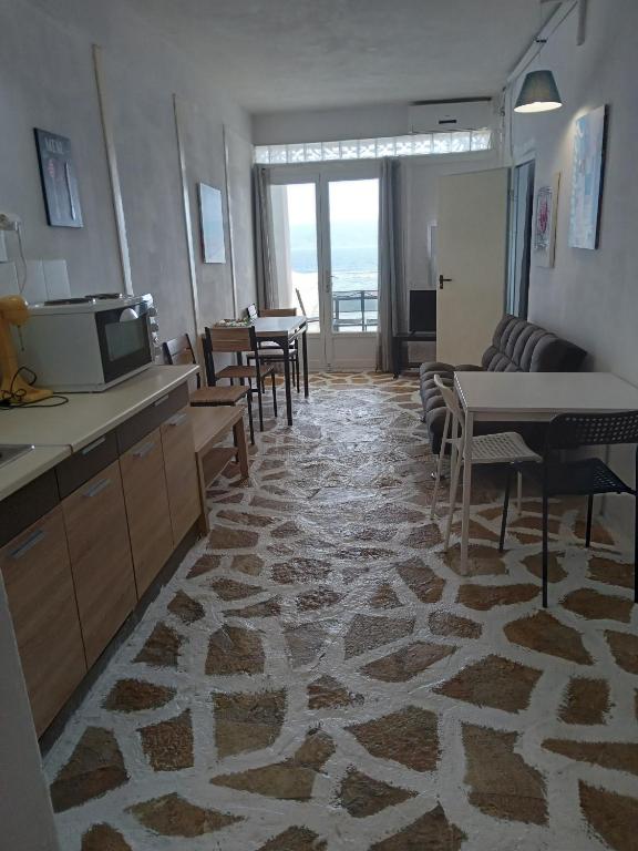 Zdjęcie z galerii obiektu Flora's Beach House Your House On The Beach w mieście Amarynthos