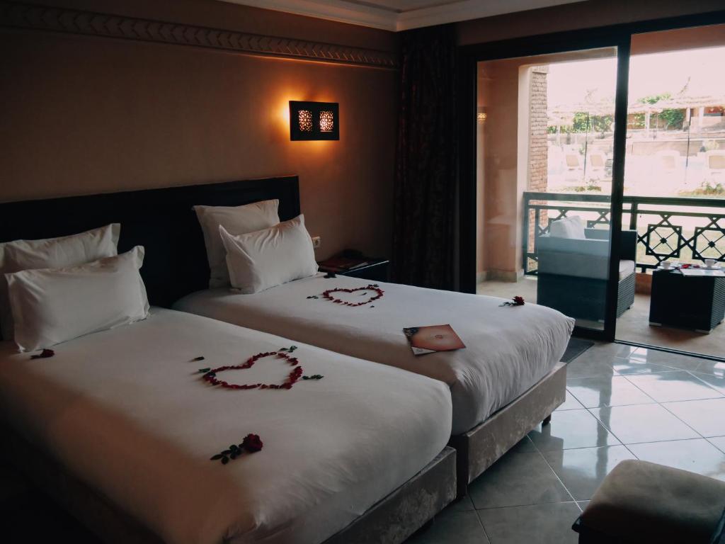 pokój hotelowy z 2 łóżkami i dekoracjami w obiekcie Zalagh Kasbah Hotel & Spa w Marakeszu
