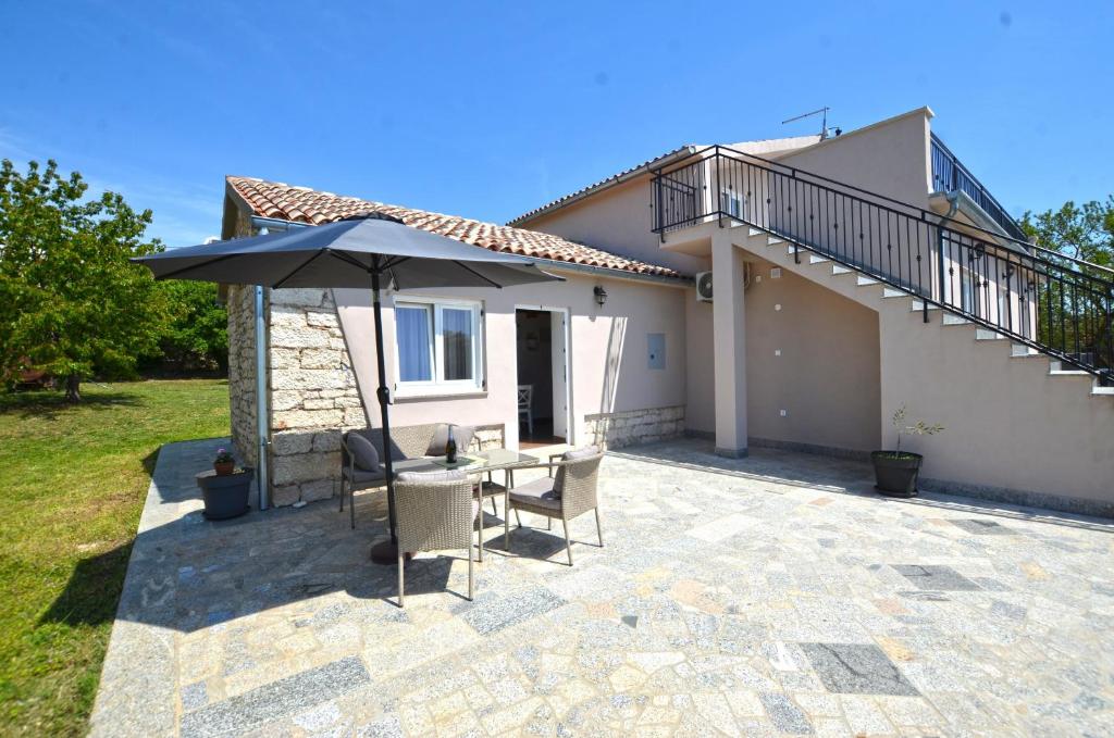 patio ze stołem i parasolem w obiekcie Casa Nini w Rovinj