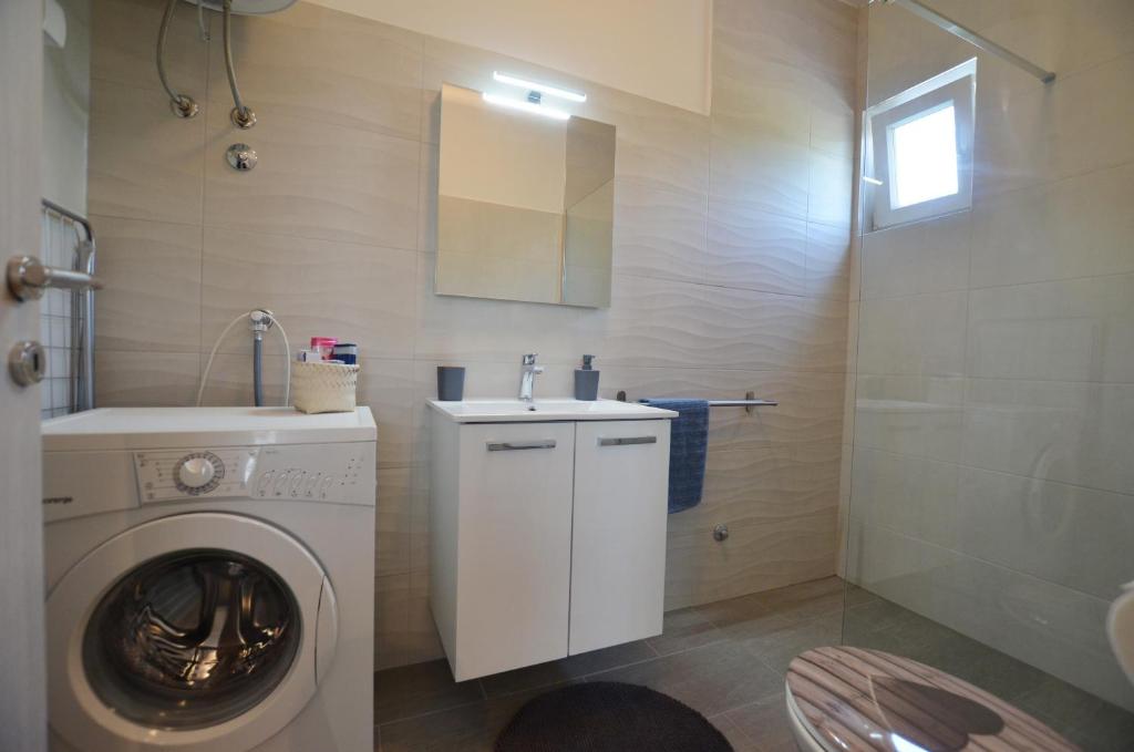 W łazience znajduje się pralka i umywalka. w obiekcie Casa Nini w Rovinj