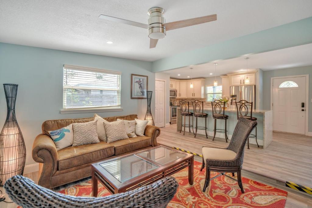 Private Cozy Sarasota Home home في ساراسوتا: غرفة معيشة مع أريكة وطاولة