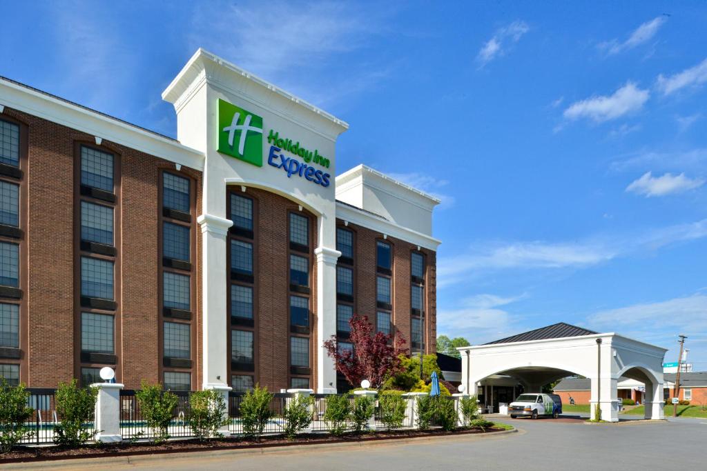 une séance extérieure d'un hôtel dans l'établissement Holiday Inn Express Winston-Salem Medical Ctr Area, à Winston-Salem