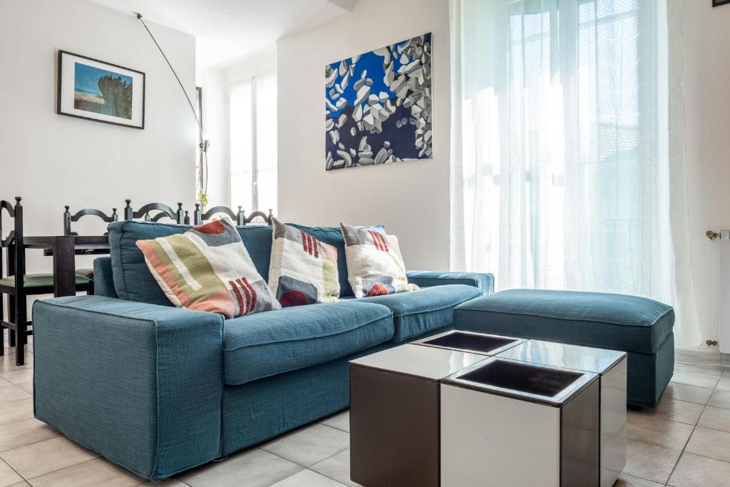 ラ・スペツィアにあるPorto Mirabello Central & Lovely Apartmentのリビングルーム(青いソファ、テーブル付)