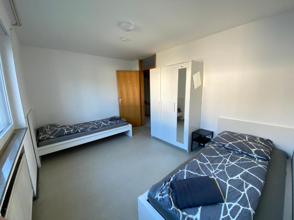 a small bedroom with a bed and a mirror at nJoy! Monteurhaus in Altbach mit Garten & Balkon in Altbach