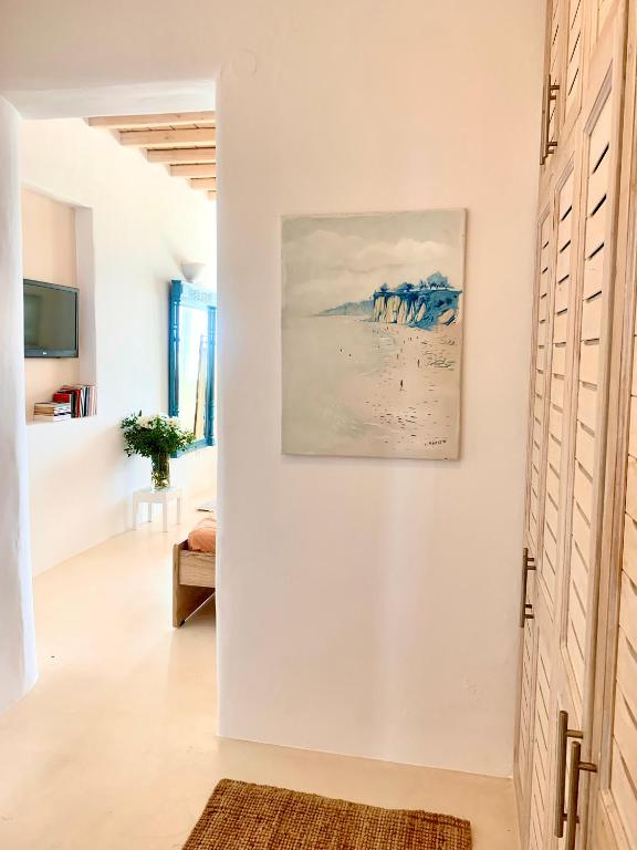 Televízia a/alebo spoločenská miestnosť v ubytovaní Villa Ramona in Mykonos