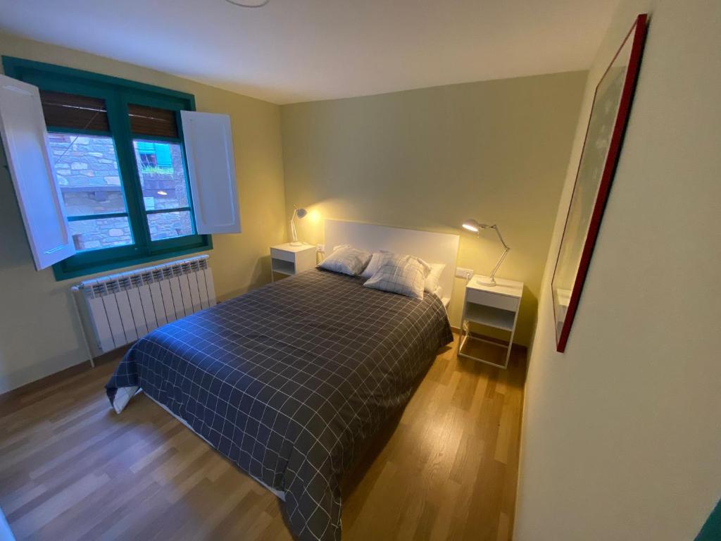 Postel nebo postele na pokoji v ubytování CAL TÒFONES, 1er 1a. Apartament turístic a Borredà, 08619-Barcelona