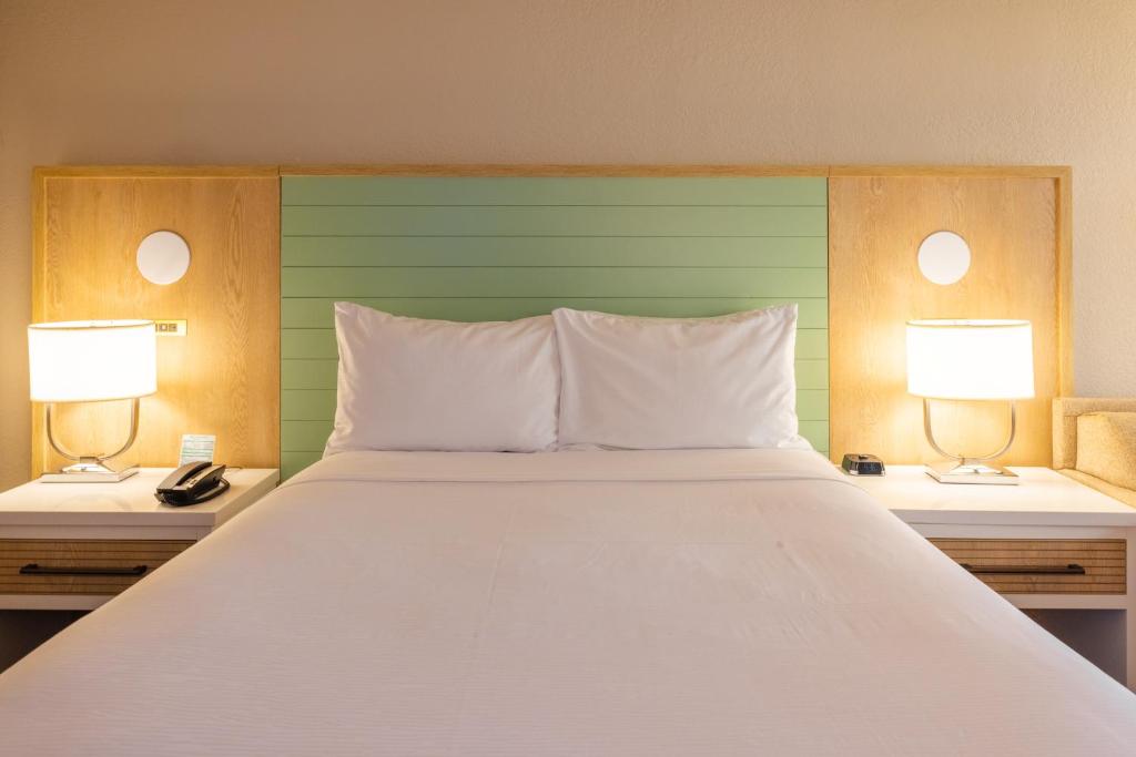 Wyndham Garden Lake Buena Vista Disney Springs® Resort Area - King Room With Roll-In Shower - Mobility Access/Non-Smoking