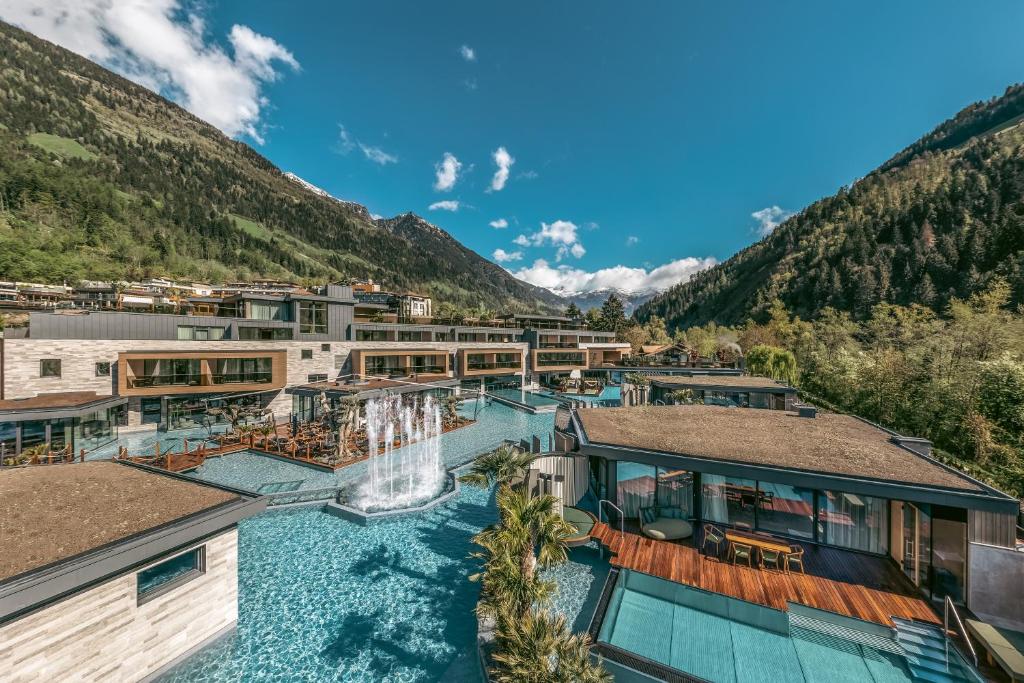 Vista ariale del resort con montagne sullo sfondo di Quellenhof See Lodge a Saltusio