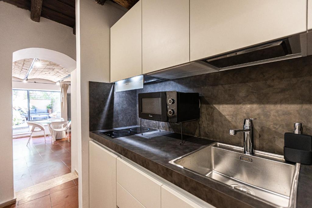 A kitchen or kitchenette at Pantheon by Agrippa Suite