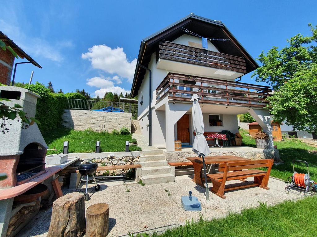 Casa con patio con mesa y parrilla en Veronica's place in the mountains, en Cerklje na Gorenjskem