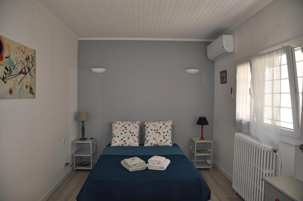 um quarto com uma cama com lençóis e almofadas azuis em Amido Zen em Toulouse