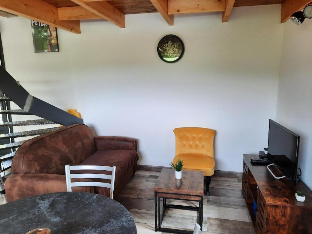 Télévision ou salle de divertissement dans l'établissement Chalet à L'orée du bois avec parking